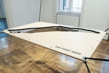 Lakner Antal: Ada kaleh table, 2019. rétegelt lemez, kötél, 150 x 92 x 1,8 cm  © a Glassyard jóvoltából fotó: Erdős Zsófi    