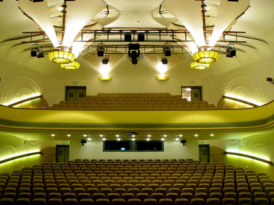 Balaton Színház és Konferenciaközpont, Keszthely. Építészet: Csontos Csaba. Belsőépítészet: Detre Villő