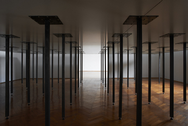 Asztal - Installáció Eperjesi Ágnes: D. 365 napja című kiállításához. Építész: Bene Tamás. Fotó: Máté Balázs