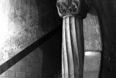 Honvéd utca 3. – részlet a lépcsőházból, tervező: Vidor Emil. Fotó: Fortepan / Makovecz Benjámin, 1981  