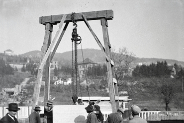 Napraforgó utca, készül a családiház-mintatelep emlékköve, a tervezőknek és az építőknek állít emléket. 1931. Fotó: Fortepan / Lőrinczi Ákos