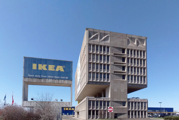 Az Armstrong Rubber Co. Breuer Marcell tervei szerint emelt épülete a szomszédos Ikea-áruházzal. Fotó: Gunnar Klack, Wikimedia Commons