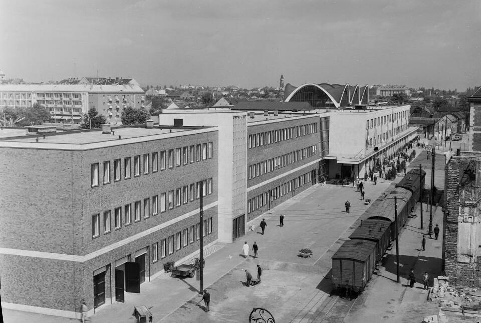 A Kelemen László tervei alapján emelt debreceni pályaudvar. Fotó: Fortepan, adományozó: UVATERV