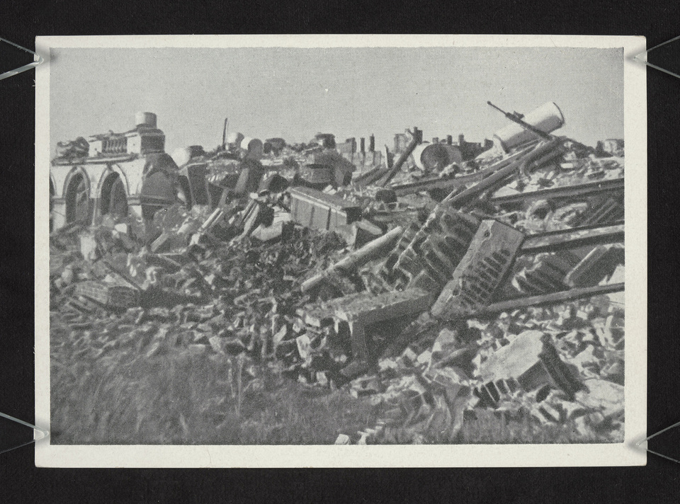 A Szász-palota romjai 1944-ben, a varsói felkelés után. Fotó: a Lengyel Nemzeti Könyvtár gyűjteménye, Polona.pl