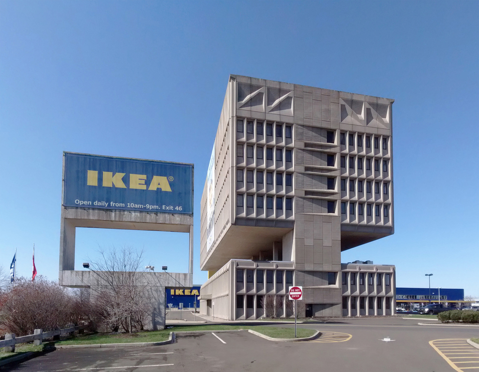 Az Armstrong Rubber Co. Breuer Marcell tervei szerint emelt épülete a szomszédos Ikea-áruházzal. Fotó: Gunnar Klack, Wikimedia Commons
