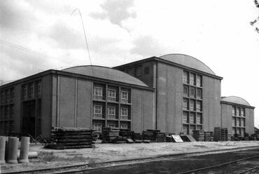 Ikarus Karosszéria- és Járműgyár, Budapest. Fémmegmunkáló csarnok. Mátrai Gyula, Pászti Károly, Csaba Attila – IPARTERV, 1958–1959 Forrás: (Magyar) (Ipari) Építészetért Alapítvány – IPARTERV Fotóarchívum