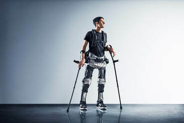 PhoeniX Exoskeleton- terv: Dr. Homayoon Kazerooni (Courtesy of the manufacturer)  2013 Photo © suitX