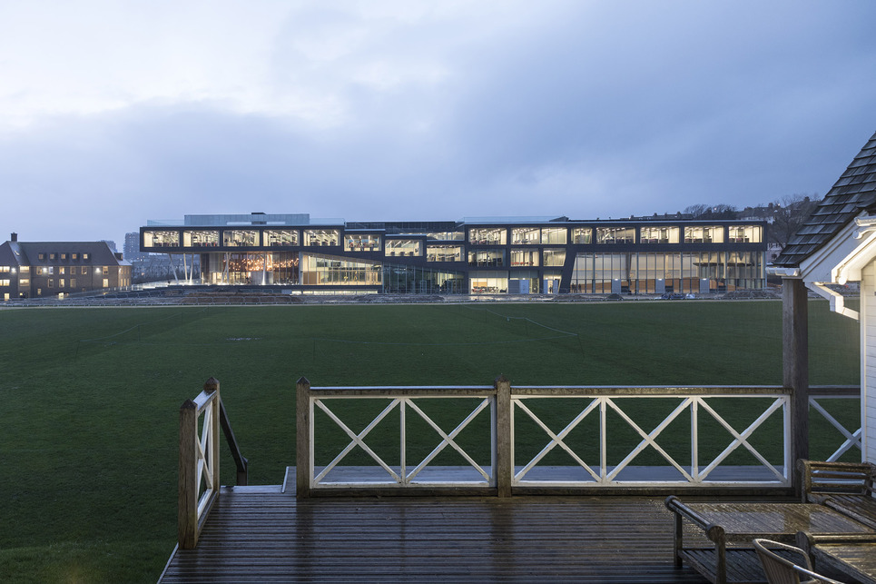 Brighton College, Sport- és Tudományos Épület. Tervező: OMA, 2020. Fotó: Laurian Ghinitoiu, az OMA engedélyével