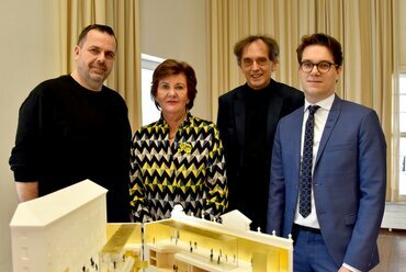 Balról: Stefan Marte és Helga Rabl-Stadler építészek, Ernst Beneder, a bírálóbizottság elnöke, valamint Lukas Crepaz a Salzburger Festspiele ügyvezetője. Fotó © Salzburger Festpsiele, Anne Zeuner