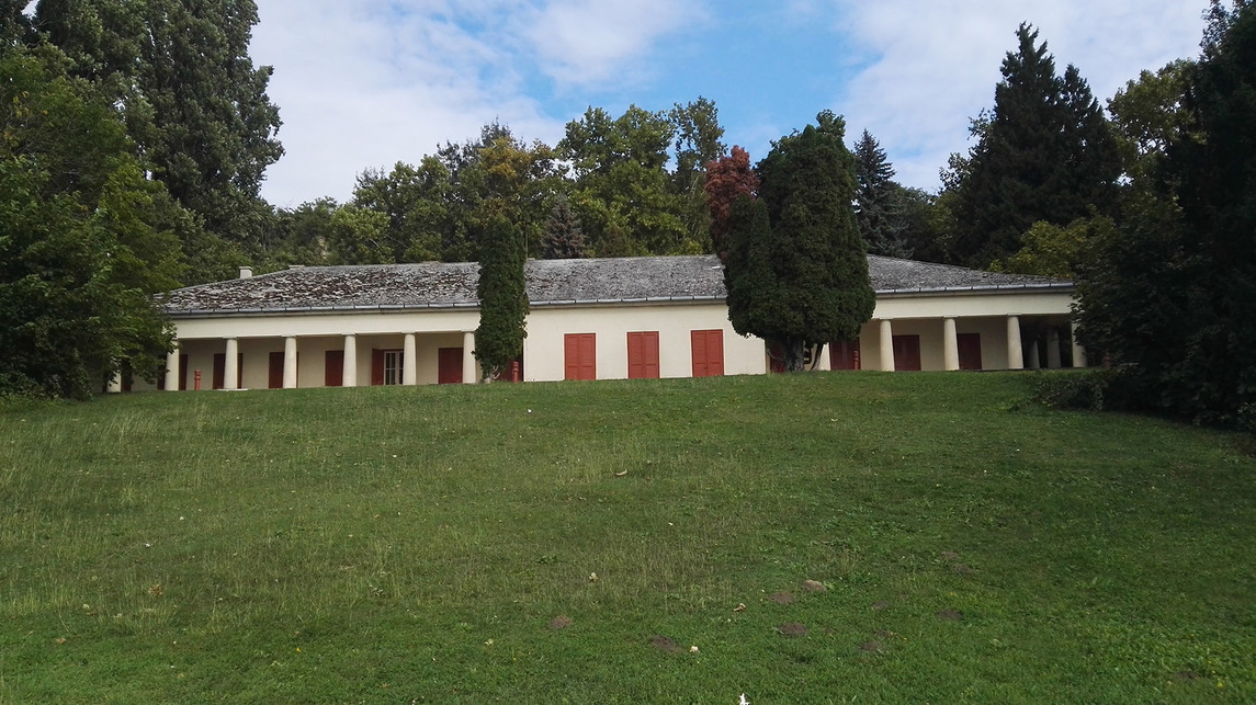 Az egykori Elnöki villa, ismertebb nevén a Castro-villa Balatonaligán, az Aliga II. részen