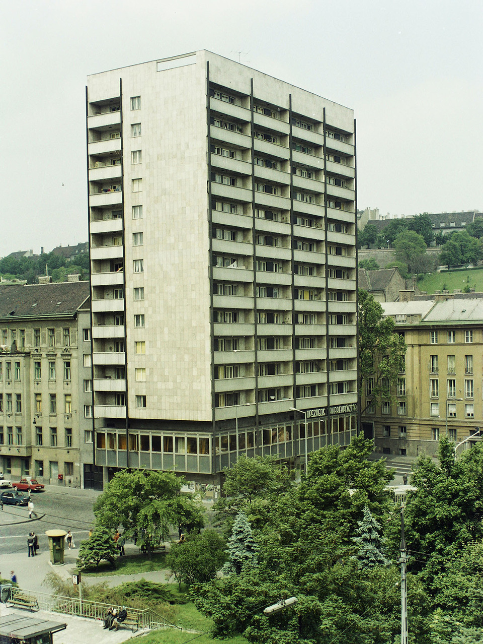 Az Alagút utcai toronyház az Attila út és a Pauler utca között 1972-ben. Fotó: Fortepan / Kádas Tibor