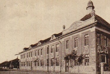 Rákospalota, Madách (Kozák) tér, elemi iskola 1940 körül, tervező: Wellisch Andor (képeslap a szerző gyűjteményéből) 