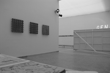 A 2004-es Velencei Építészeti Biennálé Magyar Pavilonjának Széptől szépig (és vissza) című kiállítása. Fotó: Janesch Péter