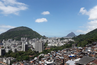Favela Santa Marta. A sikló tetejéről jól látható a nyomornegyed és a modern házak közötti hatalmas kontraszt. Paár Eszter Szilvia felvétele, 2019.