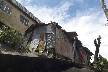 Favela Santa Marta, a legkorábbi házak egyike, a háttérben a római katolikus templom részlete. Paár Eszter Szilvia felvétele, 2019.