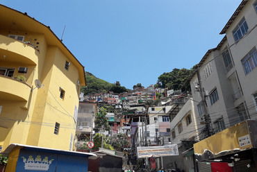 Favela Santa Marta, a nyomornegyed bejárata az alsóbb, kulturáltabb házak között nyílik. Paár Eszter Szilvia felvétele, 2019.