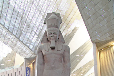 A Nagy Egyiptomi Múzeum átriuma 2019 novemberében. Fotó: Djehouty, Wikimedia Commons