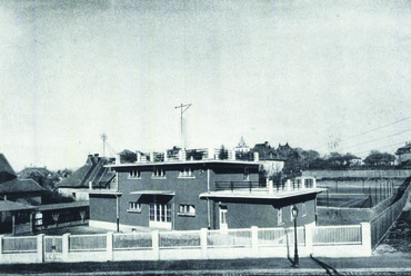 A sportklubház bejárati homlokzata. Tér és Forma 2 (1929) 3. 92.