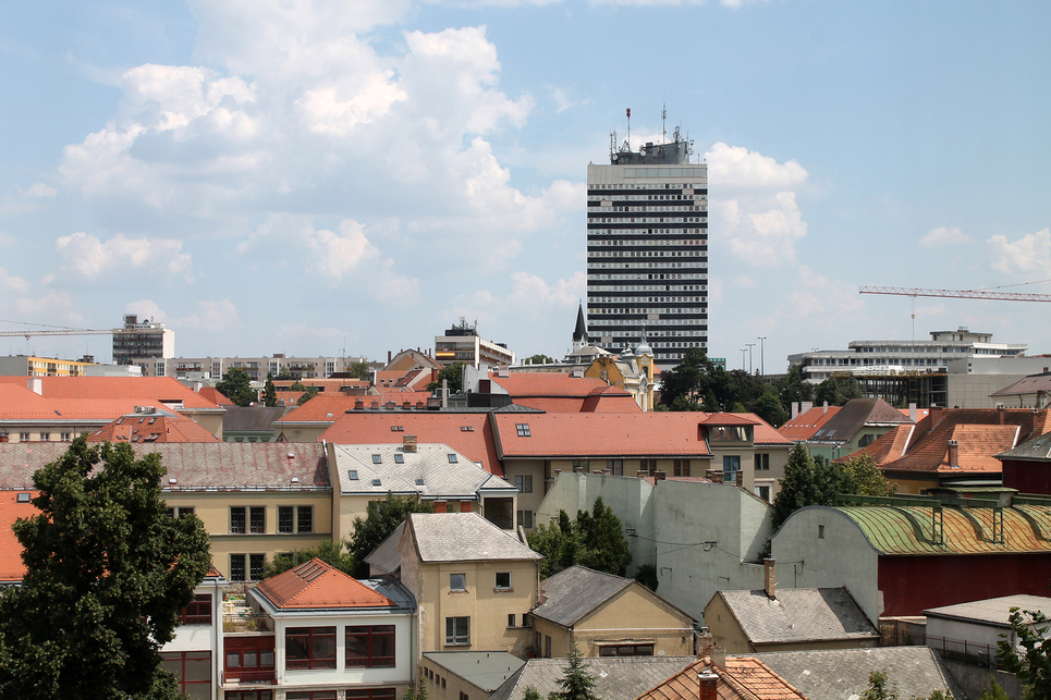 A veszprémi Húszemeletes a város látképében. Fotó: Kovács Dániel