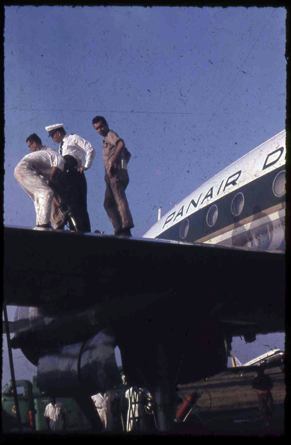A kapitány ellenőrzi a Brazíliában leszállt repülőgép motorját – a visszaúton nagy riadalmat keltett, amikor az út közben az egyik motor leállt