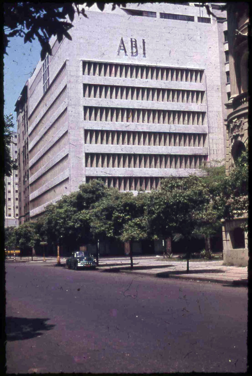 A Marcelo és Milton Roberto tervezte Brazil Sajtószékház (ABI-épület) 1936-1939 között valósult meg, a nemzetközi modernizmus első riói példájaként
