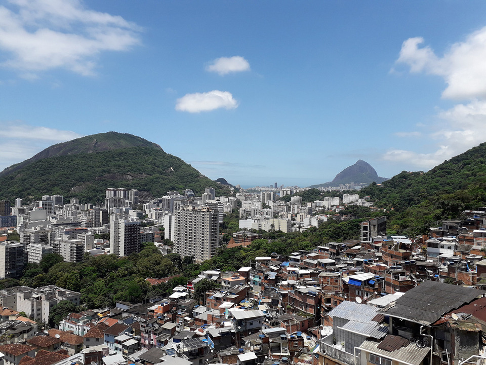 Favela Santa Marta. A sikló tetejéről jól látható a nyomornegyed és a modern házak közötti hatalmas kontraszt. Paár Eszter Szilvia felvétele, 2019.