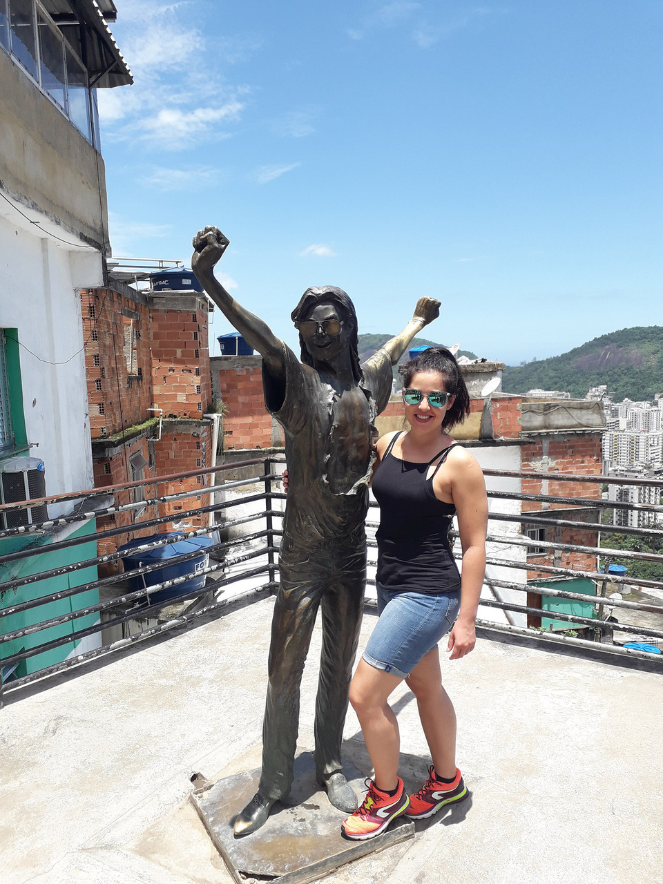 Favela Santa Marta, Michael Jackson életnagyságú szobra, és a cikk szerzője. Paár Eszter Szilvia felvétele, 2019.