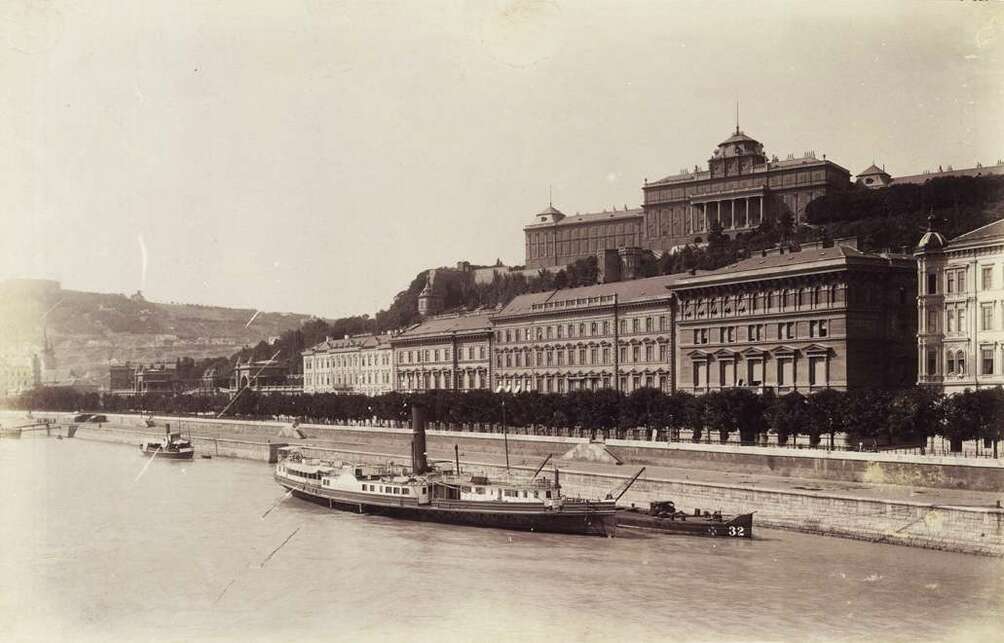 A királyi palota a Széchenyi lánchídról nézve, 1895–1899 között. Fortepan / Budapest Főváros Levéltára. Levéltári jelzet: HU.BFL.XV.19.d.1.08.039