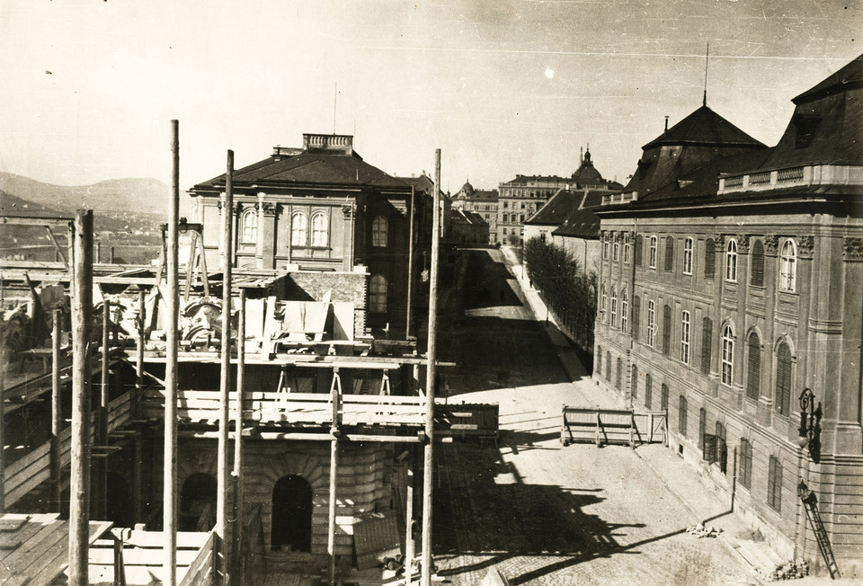 A Királyi Palota krisztinavárosi szárnyának építése. Távolban a Szent György téren a Honvédelmi Minisztérium épülete. A felvétel 1896 után készült. Fotó: Fortepan / Simon Gyula