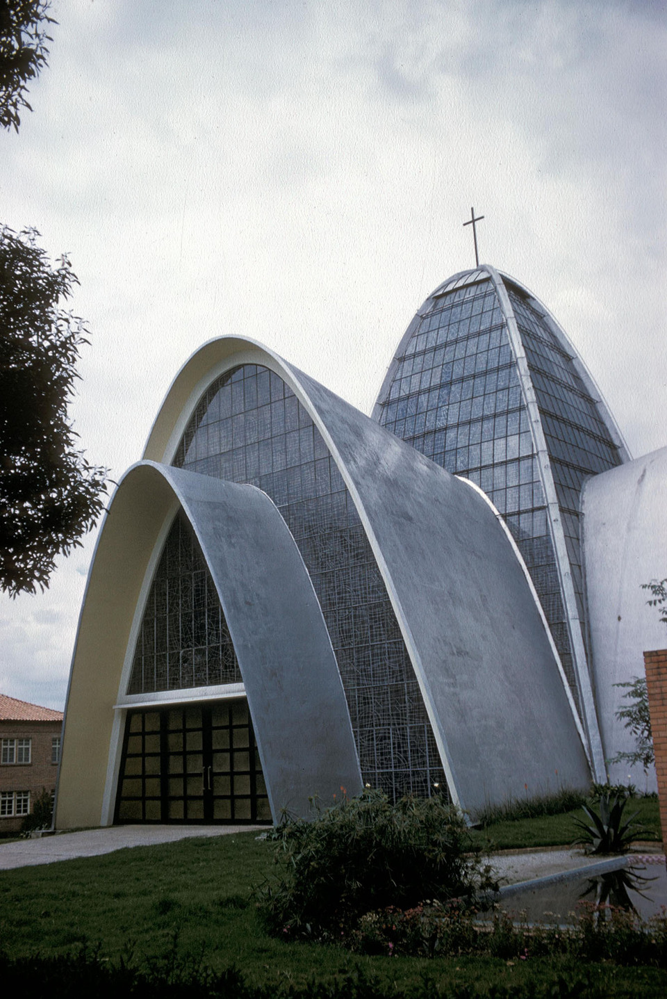 A Gimnasio Moderno kápolnája, Bogotá, Juvenal Moya Cardenas, 1951-1954. Fotó: 1960, Louis Redstone ajándéka, University of Michigan Library