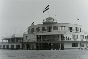 A Budaörsi repülőtér forgalmi épülete 1938-ban (Fotó: Magyar Műszaki és Közlekedési Múzeum archívuma, Kolbányi Géza gyűjteménye / Fortepan)