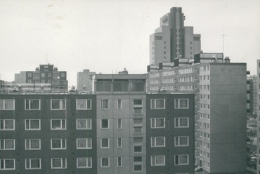Az Újpalotai lakótelep panelépületei mögül kimagasló Víztoronyház az 1970-es években (Fotó: FTV / Lechner Fotótár)