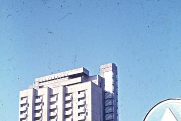 Boruzs Bernát - Szabó János: A Petőfi tér toronyház, 1973. Fotó: Mikolás Tibor, forrás: Mikolás Tibor diahagyatéka