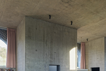 Adam Richards Architects: Nithurst Farm. A földszinti tér részlete a konyhával, a betontoronyban egy kis dolgozó található. Fotó: Brotherton Lock