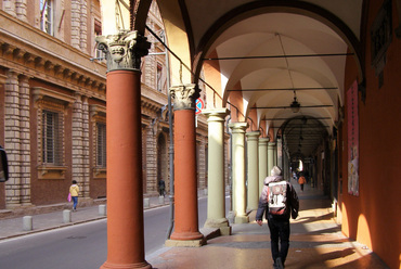 Bologna, árkád a történelmi városközpontban. Fotó: Lampert Rózsa