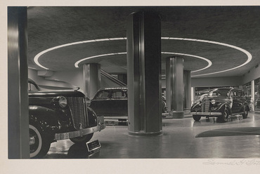 Chrysler-bemutatóterem az épületben. Építész: Reinhard & Hofmeister. fotó: Samuel H. Gottscho, 1936. Forrás: Library of Congress