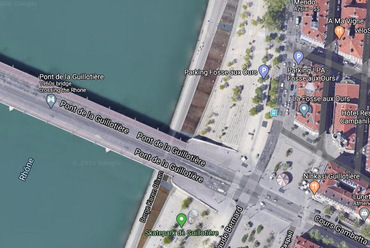 A lyoni Guillotière hídnál kialakított partszakasz az IN SITU Landscape Architects és JOURDA architectes munkája (2003-2007). Kép: Google Maps