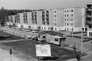 Pók utcai (Római úti) lakótelep, Torma Károly (Fiedler Rezső) utca a gyalogos felüljáróról nézve. 1985. Fotó: Fortepan / Péterffy István