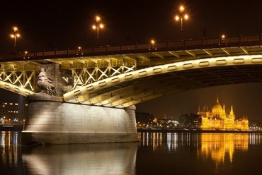 A Margit híd esti megvilágítása, mögötte a kivilágított Országház