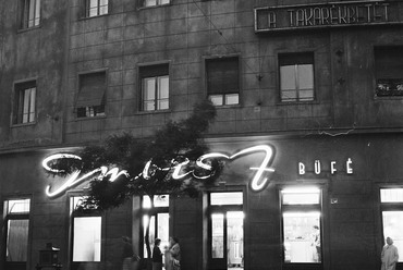 Nyugati (Marx) tér 6., az Imbisz büfé homlokzata és neonreklámja 1959-ben. Forrás: Fortepan / Bauer Sándor