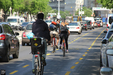 A nagykörúti kerékpársáv használat közben. Fotó: Halász Áron
