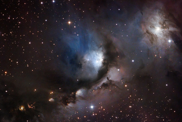 Reflexiós- és sötét-ködök: Vannak világító csillagködök, vannak amelyeket a csillagok világítják meg, és vannak, amelyek elnyelik a fényt. Utóbbiakban, a sötét molekulafelhőkben a fénytől elzártan is születhetnek csillagok. Fotó: Francsics László