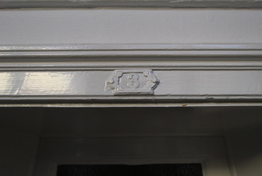 Eredeti szobaszám az egyik ajtó felett napjainkban. Fotó: Beregszászi Balázs