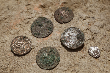 Középkori pénzérmék, köztük II. Ferdinánd ezüst dénárja, Forrás: Várkapitányság