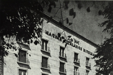 A Magyar Általános Hitelbank debreceni székháza, Padányi Gulyás Jenő 1939-ben elkészült munkája. Kép: Tér és Forma, 1939/9. 175. o.