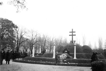 Irredenta emlékmű az országot jelképező hármas dombbal és kettőskereszttel a Fiumei úti Nemzeti Sírkertben. 1936. Fotó: Fortepan / Lőrincze Judit