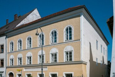 Salzburger Vorstadt 15, azaz Adolf Hitler szülőháza Braunau am Innben. Fotó: Thomas Ledl, 2015, via Wikimedia Commons