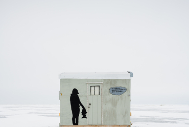 2020 Sony World Photography Awards, Professzionális pályázat, Építészet kategória – Nyertes: Sandra Herber (Kanada) sorozata – Ice Fishing Huts, Lake Winnipeg. Kép © Sandra Herber