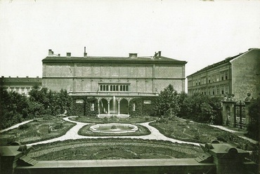 A Károlyi-bérház a Károlyi-palotából nézve, 1880 körül. Fotó: Fortepan/Klösz György