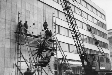 A Bunkerstúdió homlokzata 1969-ben, Somogyi József szobrász felhelyezi a Szárnyas Niké című térplasztikát. Fotó: Fortepan/RTV Újság